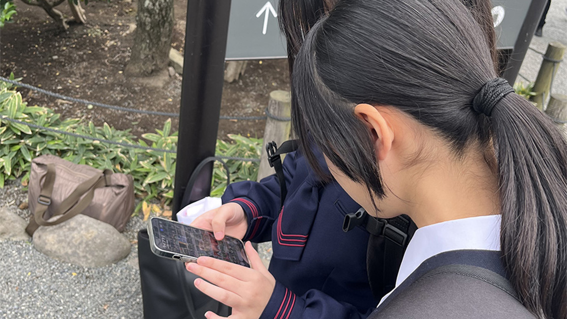 学生がスマホ操作している写真